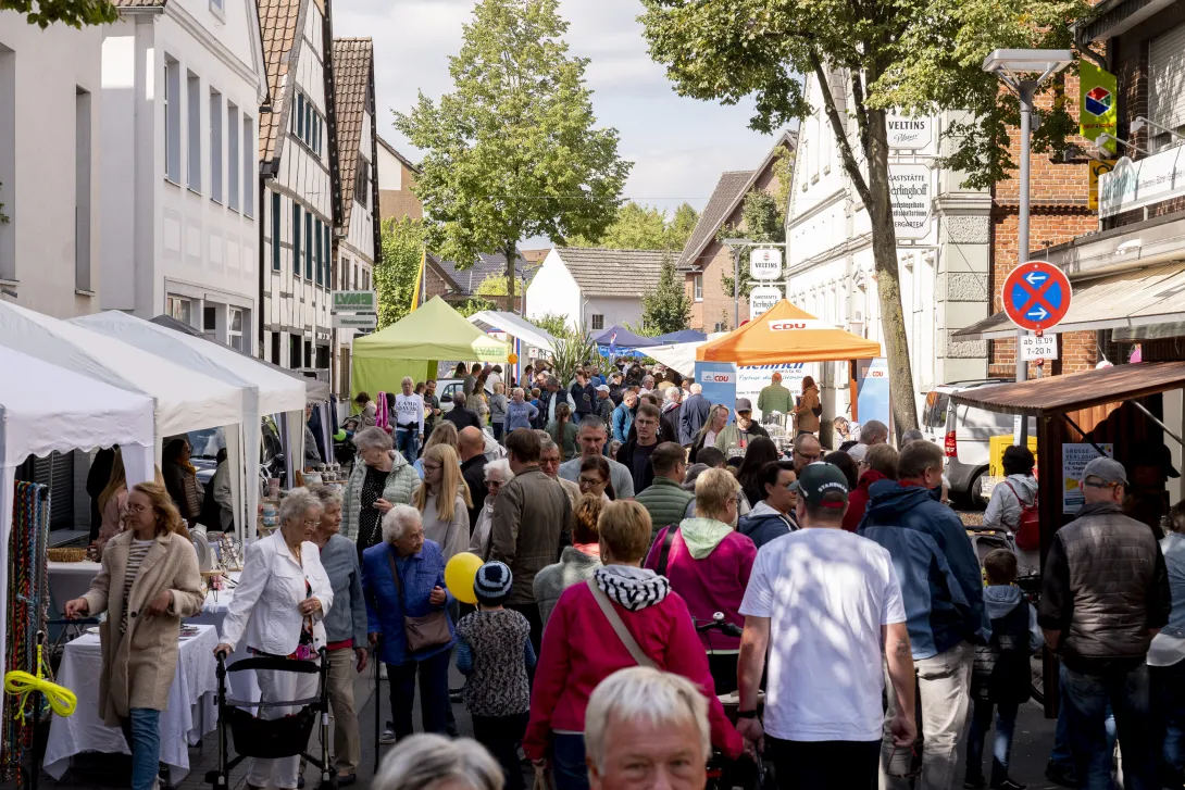 Herbsttreiben viele  Menschen