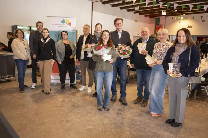 Viele glücklicher Gewinnerinnen und Gewinner bei der Neujahrstombola im Klosterhof